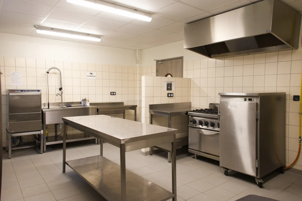 Table inox et espace de cuisson de l’office