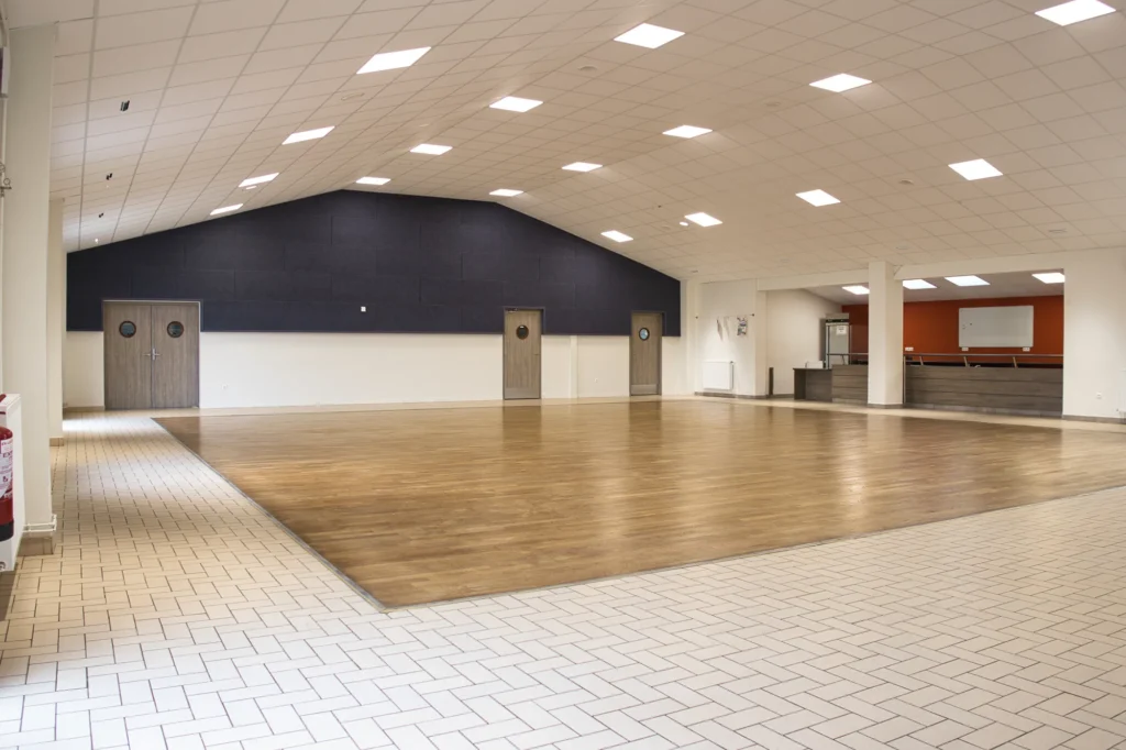 Vue d’ensemble de la salle vers l’espace bar