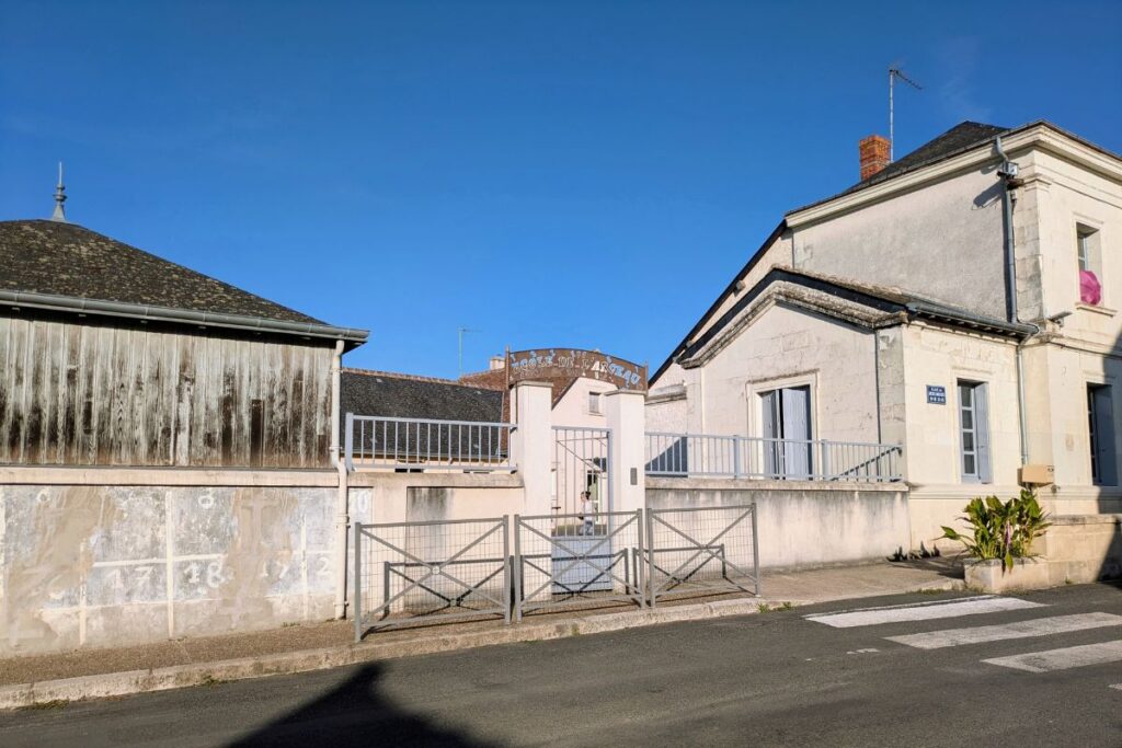 Entrée de l'école de Parçay-sur-Vienne