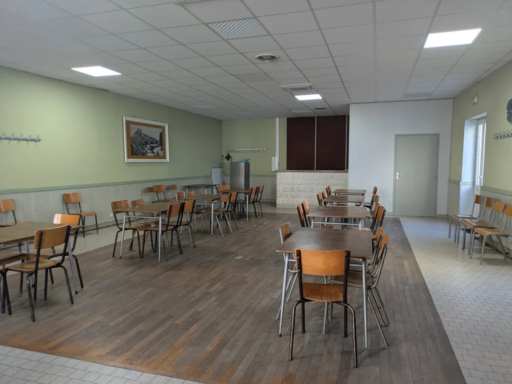 Intérieur de la petite salle communale