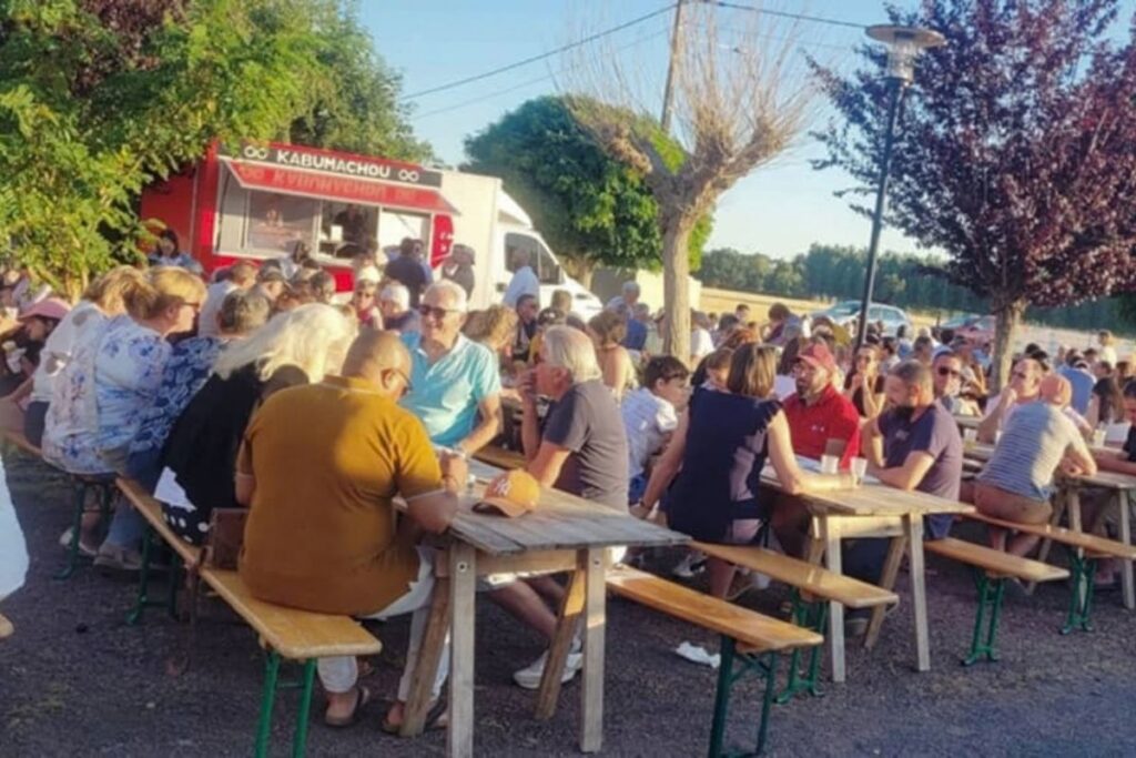 Habitants réunis lors du marché gourmand de Parçay-sur-Vienne