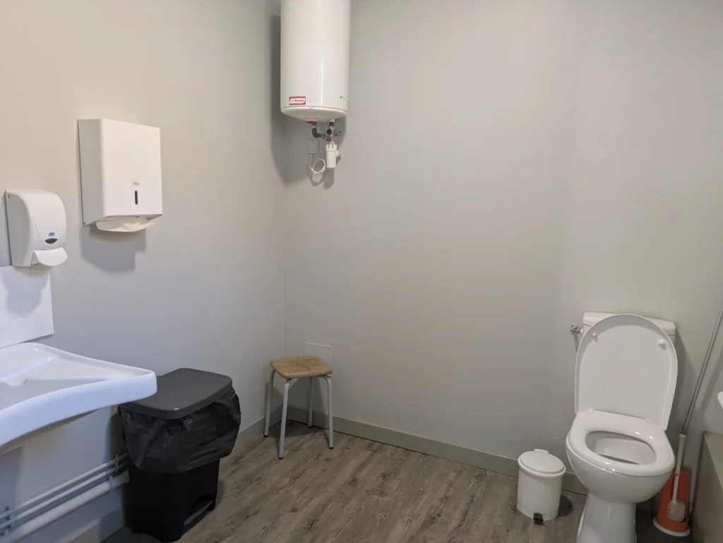 Sanitaires de la petite salle communale